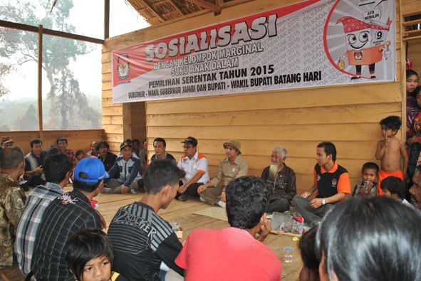 KPU Provinsi Jambi saat melakukan sosialisasi pilkada serentak tahun 2015 kepada warga SAD beberapa waktu lalu.